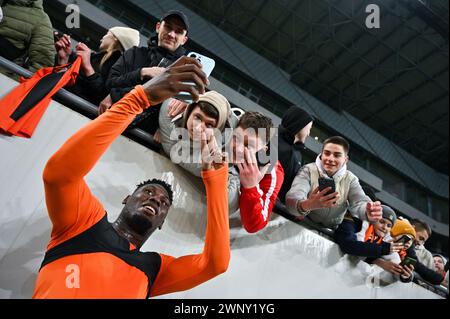 Nicht exklusiv: LEMBERG, UKRAINE - 3. MÄRZ 2024 - Stürmerin Lassina Traore vom FC Shakhtar Donetsk macht ein Selfie mit Fans nach der ukrainischen PR 2023/2024 Stockfoto