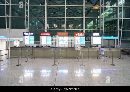 HONGKONG, CHINA - 4. DEZEMBER 2023: Innenaufnahme des Internationalen Flughafens Hongkong. Stockfoto