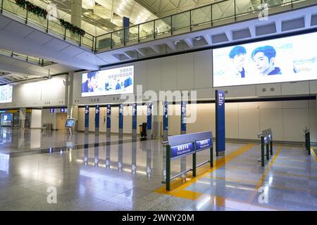 HONGKONG, CHINA - 4. DEZEMBER 2023: Innenaufnahme des Internationalen Flughafens Hongkong. Stockfoto