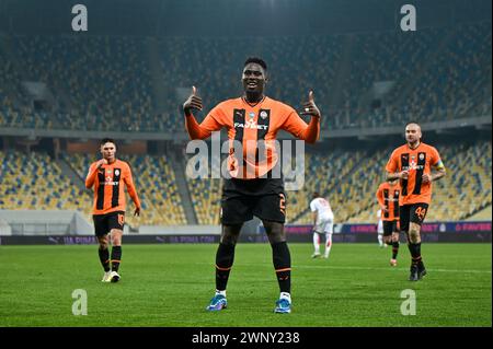 Nicht exklusiv: LVIV, UKRAINE - 3. MÄRZ 2024 - Stürmerin Lassina Traore (C) vom FC Shakhtar Donetsk reagiert auf das Trefferergebnis während des ukrainischen Präms 2023/2024 Stockfoto