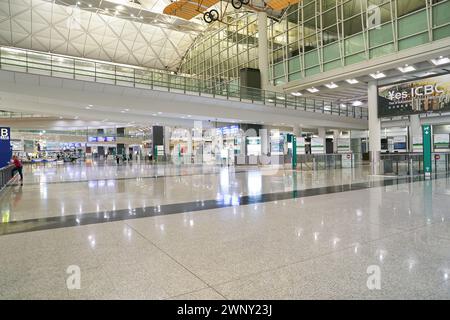 HONGKONG, CHINA - 4. DEZEMBER 2023: Innenaufnahme des Internationalen Flughafens Hongkong. Stockfoto