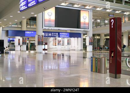 HONGKONG, CHINA - 4. DEZEMBER 2023: Innenaufnahme des Internationalen Flughafens Hongkong. Stockfoto