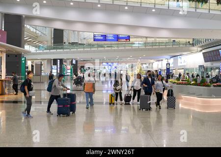 HONGKONG, CHINA - 4. DEZEMBER 2023: Innenaufnahme des Internationalen Flughafens Hongkong. Stockfoto