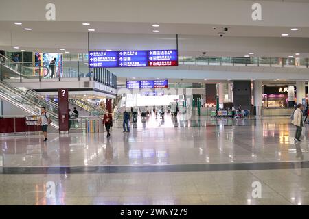 HONGKONG, CHINA - 4. DEZEMBER 2023: Innenaufnahme des Internationalen Flughafens Hongkong. Stockfoto