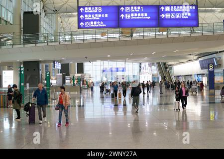 HONGKONG, CHINA - 4. DEZEMBER 2023: Innenaufnahme des Internationalen Flughafens Hongkong. Stockfoto