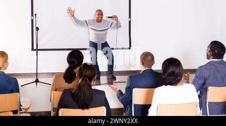 Emotionaler hispanischer Business-Coach, der motivierende Schulungen gibt Stockfoto
