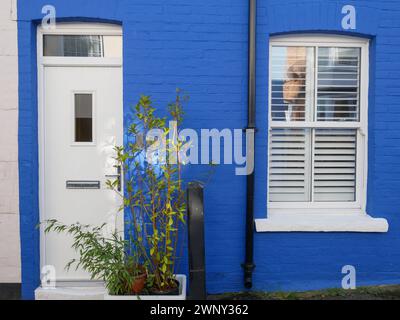 Fassade eines alten Reihenhauses in der Altstadt von Weymouth, Dorset, England, Großbritannien Stockfoto