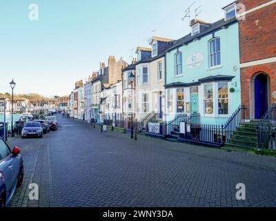 Häuser und Gebäude an der Trinity Road neben dem Hafen von Weymouth in der Altstadt von Weymouth, Dorset, England, Großbritannien. Stockfoto