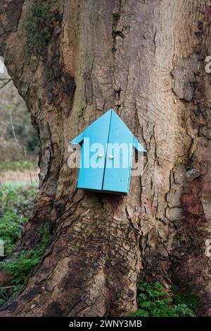 Miniatur-Feentür auf einem Baum in Bromham, Bedfordshire Stockfoto