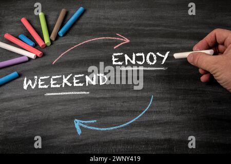 Genießen Sie Ihr Wochenende. Schwarzer, strukturierter Hintergrund der Tafel. Stockfoto