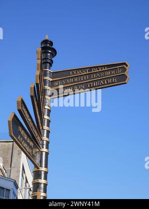 Wegweiser in Fußgängerzone in der Stadt Weymouth, Dorset, England, Großbritannien. Stockfoto