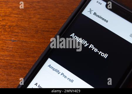 Vancouver, KANADA - 28. Februar 2024: „Amplify Pre-Roll“-Webseite von X Business (X App) auf einem iPhone-Bildschirm Stockfoto