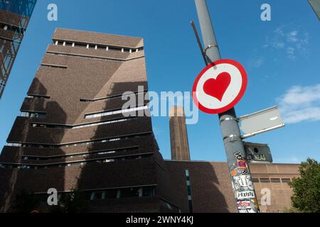 Straßenkunst oder eine schöne Erinnerung? Ein Herz in der Stadt London, ein signalrotes Zeichen der Liebe in einer Straße in der Nähe des Tate Modern Art Museums. Stockfoto