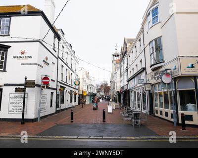 St. Mary Street in der Altstadt von Weymouth mit vielen Geschäften und Fußgängern auf der Straße. Stockfoto