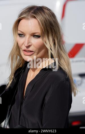 7ème journée de Fashion Week à Paris, le sosie de Kate Moss a fait Sensation parmi les Invités lors du défilé Marine Serre Stockfoto