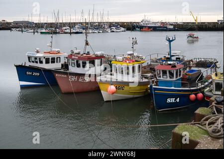 Kommerzielle Boote liegen im Scarborough Harbour, Yorkshire, England Stockfoto