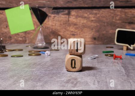 Text IQ auf Holzwürfeln auf rosa Hintergrund, Kopierraum. Koeffizient-Intellekt-Konzept. Stockfoto