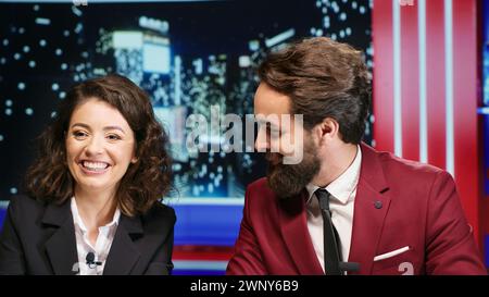 Mitternachtsmoderatoren berichten über aktuelle Nachrichten, live im internationalen Fernsehprogramm und präsentieren tägliche Veranstaltungen. Medienreporter moderieren Entertainment-Segment in der Late Night Talk Show. Stockfoto