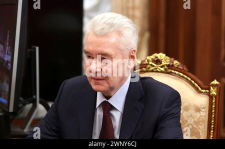 Moskau, Russland. März 2024. Der Moskauer Bürgermeister Sergej Sobyanin hört den russischen Präsidenten Wladimir Putin während eines persönlichen Arbeitsgesprächs im Kreml am 4. März 2024 in Moskau. Quelle: Mikhail Metzel/Kreml Pool/Alamy Live News Stockfoto