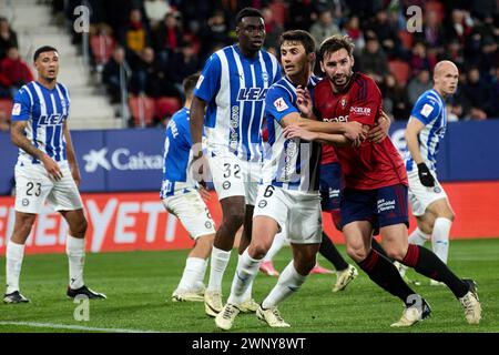 Pamplona, Spanien. März 2024. Sport. Fußball/Fußball: Carlos Benavidez (23. Deportivo Alaves), Samu Omorodion (32. Deportivo Alaves), Ander Guevara (6. Deportivo Alaves) und Jon Moncayola (7. CA Osasuna) während des Fußballspiels La Liga EA Sports zwischen CA Osasuna und Deportivo Alaves spielten am 4. März 2024 im El Sadar Stadion in Pamplona (Spanien). Quelle: Inigo Alzugaray/Cordon Press Stockfoto