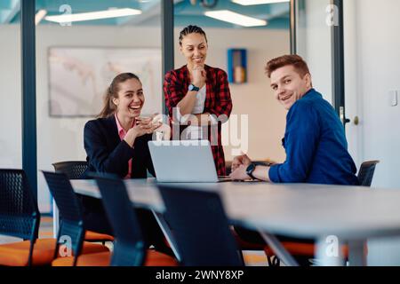 Ein Team erfolgreicher Programmierer sitzt in einem Startup-Büro, um neue Geschäftsprojekte zu planen, bestehende Herausforderungen zu lösen und Innovationen zu präsentieren Stockfoto