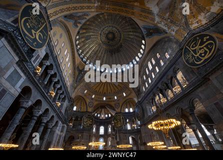 Weitwinkelblick auf das Innere der Hagia Sophia, die in eine Moschee umgewandelt wurde, Santa Sofia, Istanbul, Türkei, horizontal Stockfoto