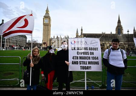 Parliament Square, London, Großbritannien. 4. März 2024: Gemeinsam organisiert von der Menschenrechtsorganisation Embargoed! Und die BTCA-Proteste zum 60. Jahrestag der UN-Resolution 186 und zum Beginn von Embargos gegen türkische Zyprer. Die türkischen Zyprioten fordern die Aufhebung des Embargos und haben die britische Regierung aufgefordert, die Embargos gegen sie zu beenden. Türkische Zyprer 60 Jahre Ungerechtigkeit Diskriminierung türkischer Zyprer. Der grausame und unfaire Entwurf der "UN-Resolution 186", der vor 60 Jahren erstellt wurde. Quelle: Siehe Li/Picture Capital/Alamy Live News Stockfoto