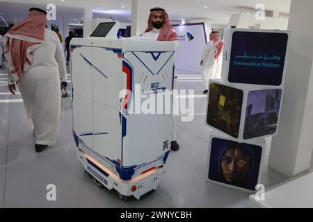 Riad, Saudi-Arabien. März 2024. Ein Besucher betrachtet einen Roboter beim LEAP 2024 in Riad, Saudi-Arabien, am 4. März 2024. Die LEAP Tech Conference 2024 startete hier am Montag, mit dem Ziel, 11,9 Milliarden US-Dollar an Investitionen zu gewinnen, laut der Pressemitteilung des Organisationskomitees. Quelle: Wang Haizhou/Xinhua/Alamy Live News Stockfoto