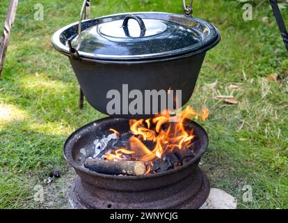 Kochen in einem Kessel auf einem offenen Feuer in der Natur Stockfoto