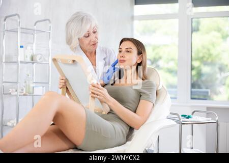 Junger Patient, der in der Klinik in den Spiegel schaut. Stockfoto