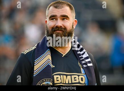 Chester, Pennsylvania, USA. März 2024. JASON KELCE, Spieler der Philadelphia Eagles, war der besondere Gast der Union, der vor dem Spiel gegen Charlotte FC im Subaru Park die Schlagzeug schlug. (Bild: © Ricky Fitchett/ZUMA Press Wire) NUR REDAKTIONELLE VERWENDUNG! Nicht für kommerzielle ZWECKE! Stockfoto