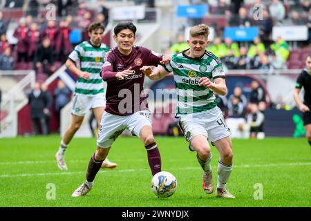 Kyosuke Tagawa of Hearts (links), japanischer Spieler in Aktion gegen Daniel Kelly von Celtic während des Cinch Scottish Premiership Matches zwischen Heart of Midlothian und Celtic im Tynecastle Park, Edinburgh, Schottland am 3. März 2024. Stockfoto