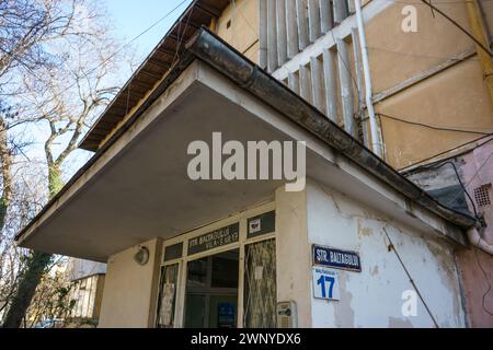 Bukarest, Rumänien - 4. März 2024: Der Mehrfamilienwohnblock, erbaut in den 50er Jahren, in der Baltagului Straße Nr. 17, Sektor 5, in dem das Rathaus der Hauptstadt mit der Konsolidierung beginnt, mit Mitteln aus dem PNRR-PNRR der nationalen Wiederaufbauungs- und Resilienzpläne. Die Widerstandsstruktur des Gebäudes ist stark betroffen und wird von der Stadtverwaltung für die Konsolidierung von Gebäuden mit seismischer Gefährdung konsolidiert und saniert. Quelle: Lucian Alecu/Alamy Live Stockfoto