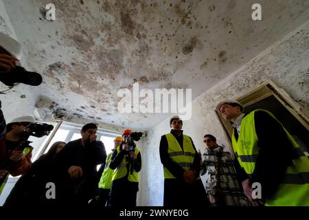 Bukarest, Rumänien - 4. März 2024: Nicusor Dan (R), der Bürgermeister von Bukarest, betrachtet die Wände, die tief von Schimmel betroffen sind, während des Besuchs eines Mehrfamilienwohnblocks, der in den 50er Jahren in der Baltagului Straße Nr. gebaut wurde 17, Sektor 5, in dem das Rathaus der Hauptstadt mit der Konsolidierung beginnt, mit Mitteln aus dem PNRR-PNRR der nationalen Wiederaufbauungs- und Resilienzpläne. Die Widerstandsstruktur des Gebäudes ist stark betroffen und wird von der Stadtverwaltung für die Konsolidierung von Gebäuden mit seismischer Gefährdung konsolidiert und saniert. Quelle: Lucian Alecu/Alamy Live Stockfoto