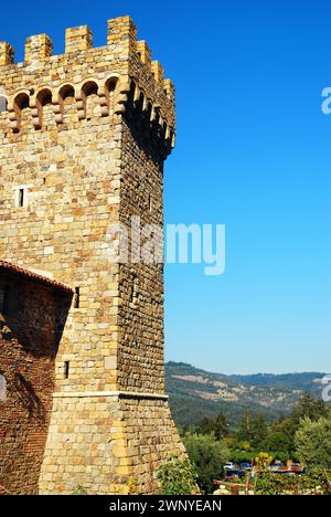 Eine nachgebaute mittelalterliche Burg beherbergt heute ein Weingut im Napa Valley in Kalifornien. Stockfoto