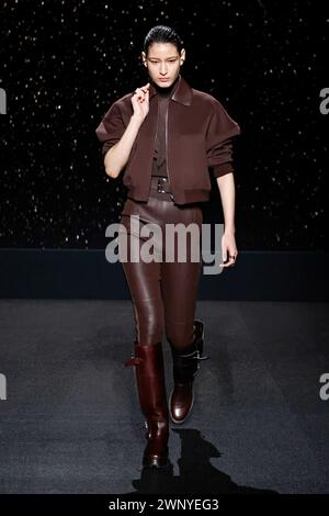 Paris, Frankreich. März 2024. HERMES Herbst/Winter 2024 Runway während der Pariser Fashion Week am 2024. Februar - Paris, Frankreich 02/03/2024 Credit: dpa/Alamy Live News Stockfoto