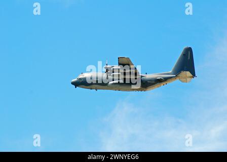 Ein Propellermotor Lockheed -130 Hercules Flugzeug fliegt über den Himmel Stockfoto