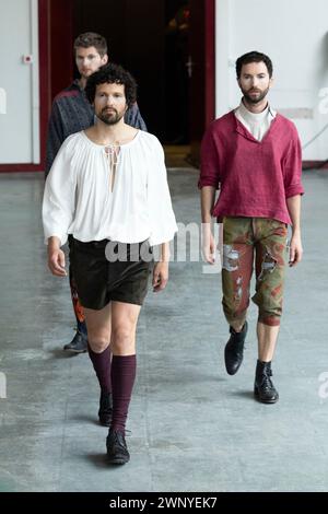 VIVIENNE WESTWOOD Start- und Landebahn Herbst/Winter 2024 während der Pariser Fashion Week am 2024. Februar - Paris, Frankreich 03/2024 Stockfoto