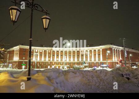 Petrosawodsk, Karelien, Russland, 01.13.2024: Gagarin-Platz, Blick auf die Leninallee, Weihnachtsbäume. Winterabend oder -Nacht, Schnee weht in der Nähe der Straße Stockfoto