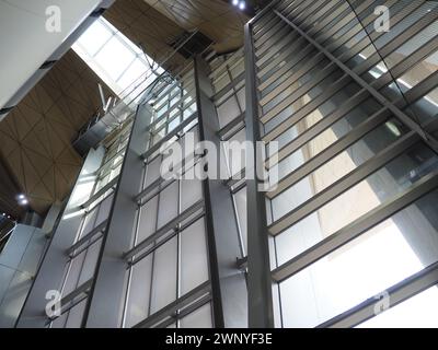 Die Wände verglasten. Hohe Decke. Der Innenraum ist verglast. Große Fenster, die viel Licht hereinlassen. Dekoration von öffentlichen Plätzen, Bahnhöfen Stockfoto