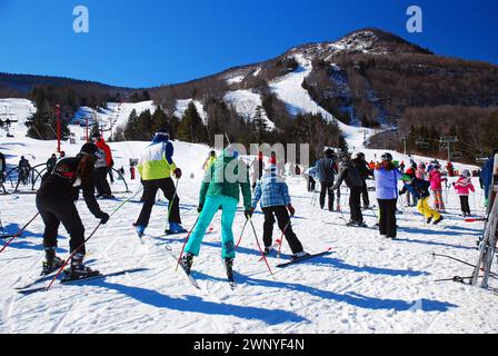 Eine Gruppe von Freunden lernt an einem Wintertag im Hunter Mountain, New Yor, Ski zu fahren Stockfoto