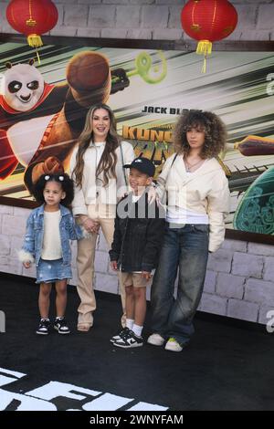 Los Angeles, Kalifornien, USA 3. März 2024 (L-R) Zaia Boss, Tänzerin Allison Holker, Maddox Laurel Boss und Weslie Fowler nehmen an DreamWorks Animation Teil und präsentieren die Weltpremiere von Kung Fu Panda 4 im The Grove am 3. März 2024 in Los Angeles, Kalifornien, USA. Foto: Barry King/Alamy Stock Photo Stockfoto