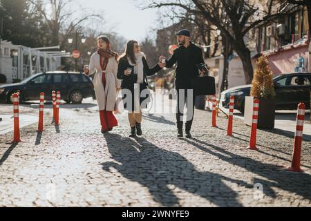 Dynamisches Team von Geschäftsleuten, die an sonnigen Wintertagen im Freien spazieren gehen. Stockfoto
