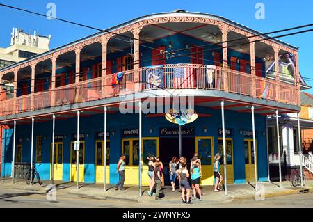 Junge Leute hängen ordentlich am Eingang zu einem DAT Dog in der Frenchman Street in New Orleans ab Stockfoto