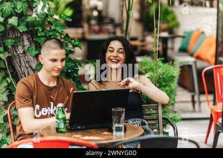 Teenager vernetzen sich, lernen und diskutieren nach der Schule verschiedene Themen in einem gemütlichen Café. Stockfoto