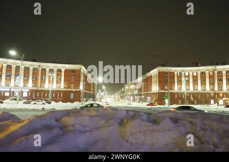 Petrosawodsk, Karelien, Russland, 01.13.2024: Gagarin-Platz, Blick auf die Leninallee, Weihnachtsbäume. Winterabend oder -Nacht, Schnee weht in der Nähe der Straße Stockfoto