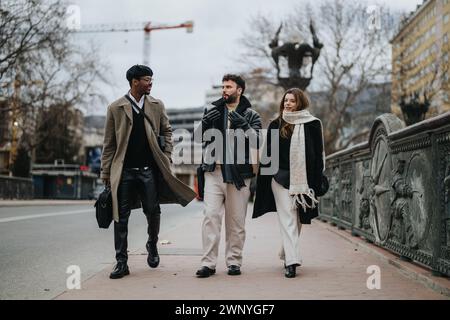 Internationale Geschäftspartner gehen zu Fuß und diskutieren über Arbeit in der Stadt. Stockfoto