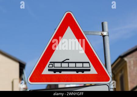 Öffentliche Verkehrsmittel Straßenbahn, Straßenschilder, Dreieck, zeigt mittlere Durchfahrt wie Stadtbahn oder Straßenbahn, elektrifiziert auf Linie mit Gleis, Achtung. Stockfoto