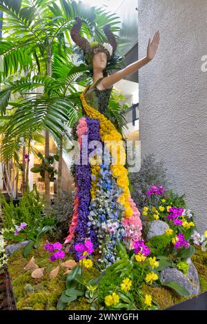 Die mit Blumen verzierten Schaufensterpuppen werden während der Veranstaltung Fleurs de Villes Artiste at Bal Harbour Shops in Bal Harbour, FL, am 2. März 2024 gezeigt Stockfoto