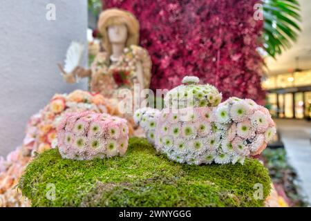 Die mit Blumen verzierten Schaufensterpuppen werden während der Veranstaltung Fleurs de Villes Artiste at Bal Harbour Shops in Bal Harbour, FL, am 2. März 2024 gezeigt Stockfoto